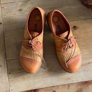ART COMPANY LACE UP SHOES. SIZE: 39 (8-1/2).
